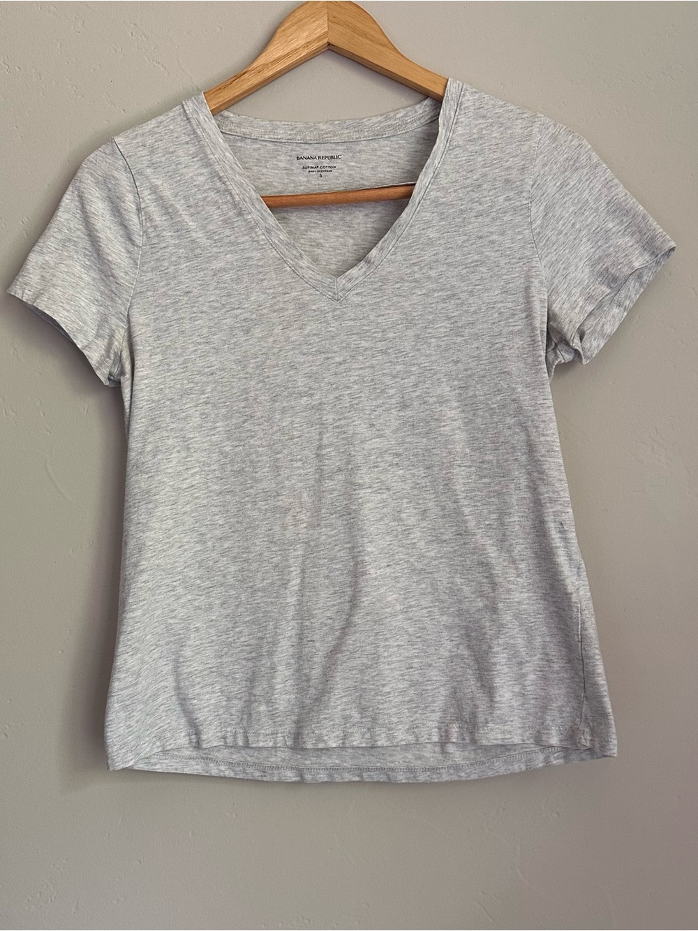 Banana Republic Light Heather Gray V-Neck Short Sleeve Tee